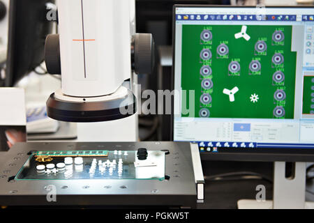 Digitales mikroskop und Monitor im Labor Stockfoto