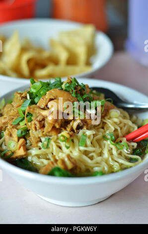 Indonesisches Street Food, eine Schüssel Nudeln mit Chiken, Mie Ayam Stockfoto