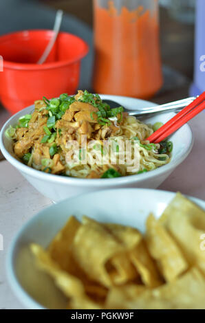 Indonesisches Street Food, eine Schüssel Nudeln mit Chiken, Mie Ayam Stockfoto