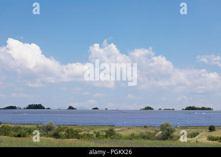 Feld mit großen Menge von PV-Strom in der Nähe Apriltsi Provinz, Lowetsch, Bulgarien Stockfoto