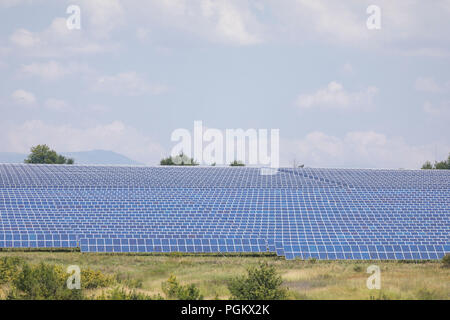 Feld mit großen Menge von PV-Strom in der Nähe Apriltsi Provinz, Lowetsch, Bulgarien Stockfoto