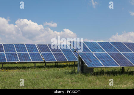 Feld mit großen Menge von PV-Strom in der Nähe Apriltsi Provinz, Lowetsch, Bulgarien Stockfoto