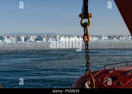 Kette und Rettungsboot eines Kreuzschiffes vor der arktischen Eiskappe Austfonna, Svalbard, Norwegen Stockfoto