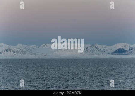 Schöne arktische Landschaft mit dem charakteristischen Twilight auf Svalbard im späten August, Norwegen Stockfoto