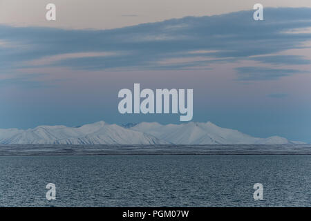 Schöne arktische Landschaft mit dem charakteristischen Twilight auf Svalbard im späten August, Norwegen Stockfoto