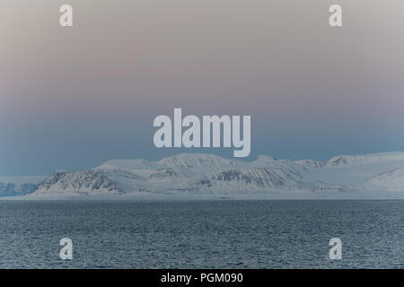 Schöne arktische Landschaft mit dem charakteristischen Twilight auf Svalbard im späten August, Norwegen Stockfoto