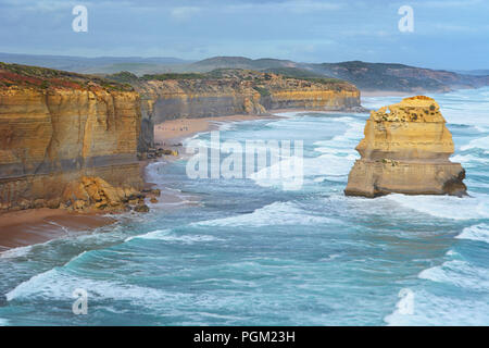 Eine Felsformation aus der 12 Apostel (zwölf Apostel) entlang der Great Ocean Road in Australien, Melbourne, Victoria. Wunderschöne Küstenlinie. Stockfoto