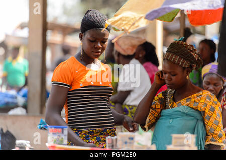 BOHICON, BENIN - Jan 12, 2017: Unbekannter Beniner Frauen waren kaufen, auf den lokalen Markt. Benin Menschen leiden unter der Armut wegen der schlechten Konjunktur. Stockfoto