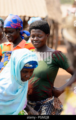 BOHICON, BENIN - Jan 12, 2017: Unbekannter Beniner Frauen am lokalen Markt. Benin Menschen leiden unter der Armut wegen der schlechten Konjunktur. Stockfoto