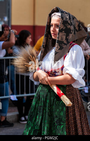 Nuoro, Sardinien, Italien - 26 August, 2018: die Parade der traditionellen Kostümen von Sardinien am Fest des Erlösers der Aug 26, 2018 Stockfoto