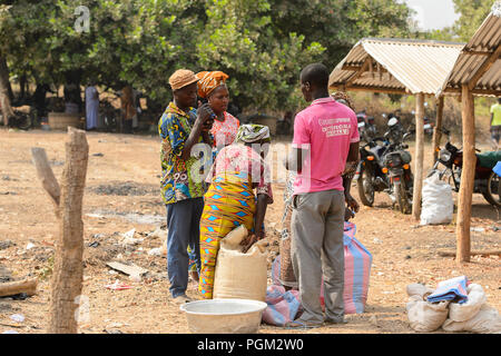 BOHICON, BENIN - Jan 12, 2017: Unbekannter beninischen Volk sprechen auf dem lokalen Markt. Benin Menschen leiden unter der Armut wegen der schlechten Konjunktur. Stockfoto