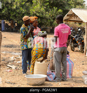 BOHICON, BENIN - Jan 12, 2017: Unbekannter beninischen Volk sprechen auf dem lokalen Markt. Benin Menschen leiden unter der Armut wegen der schlechten Konjunktur. Stockfoto