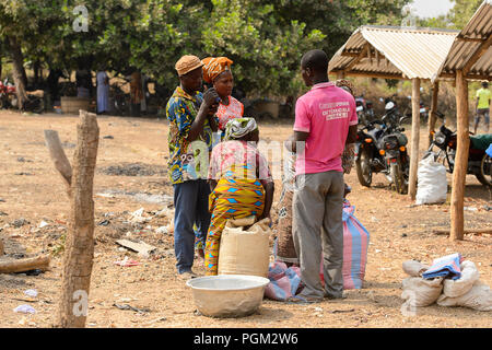BOHICON, BENIN - Jan 12, 2017: Unbekannter beninischen Volk sprechen auf dem lokalen Markt. Benin Menschen leiden unter der Armut wegen der schlechten Konjunktur. Stockfoto