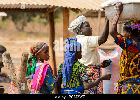 BOHICON, BENIN - Jan 12, 2017: Unbekannter Beniner Frauen arbeiten auf dem lokalen Markt. Benin Menschen leiden unter der Armut wegen der schlechten Konjunktur. Stockfoto