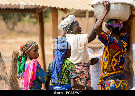 BOHICON, BENIN - Jan 12, 2017: Unbekannter Beniner Frauen arbeiten auf dem lokalen Markt. Benin Menschen leiden unter der Armut wegen der schlechten Konjunktur. Stockfoto