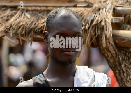 BOHICON, BENIN - Jan 12, 2017: Unbekannter beninischen Mann mit Schnurrbart Lächeln auf dem lokalen Markt. Benin Menschen leiden unter der Armut aufgrund der schlechten Econo Stockfoto