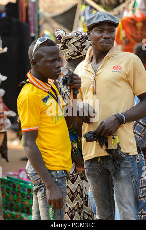 BOHICON, BENIN - Jan 12, 2017: Unbekannter Beninischen zwei Männer stehen auf dem lokalen Markt. Benin Menschen leiden unter der Armut wegen der schlechten Konjunktur. Stockfoto