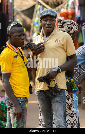 BOHICON, BENIN - Jan 12, 2017: Unbekannter Beninischen zwei Männer stehen auf dem lokalen Markt. Benin Menschen leiden unter der Armut wegen der schlechten Konjunktur. Stockfoto
