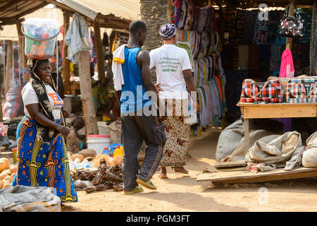 BOHICON, BENIN - Jan 12, 2017: Unbekannter beninischen Volk von hinten auf den lokalen Markt. Benin Menschen leiden unter der Armut wegen der schlechten Konjunktur. Stockfoto