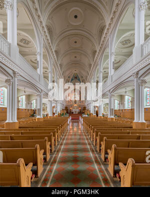 Innenraum der historischen St. Peter Katholische Kirche auf dem Cabot Trail in Cheticamp, Nova Scotia Stockfoto