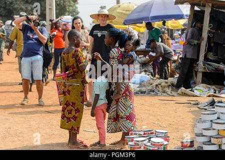 BOHICON, BENIN - Jan 12, 2017: Unbekannter beninischen Volk sprechen auf dem lokalen Markt. Benin Menschen leiden unter der Armut wegen der schlechten Konjunktur. Stockfoto