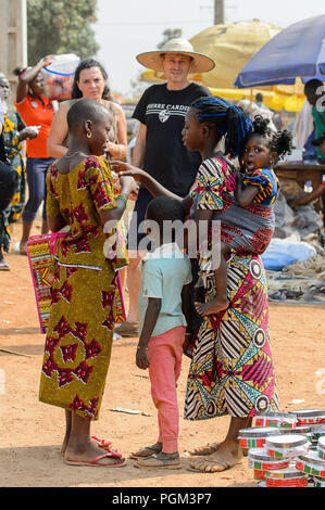 BOHICON, BENIN - Jan 12, 2017: Unbekannter beninischen Volk sprechen auf dem lokalen Markt. Benin Menschen leiden unter der Armut wegen der schlechten Konjunktur. Stockfoto