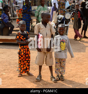 BOHICON, BENIN - Jan 12, 2017: Unbekannter Beninischen auf dem lokalen Markt. Benin Menschen leiden unter der Armut wegen der schlechten Konjunktur. Stockfoto