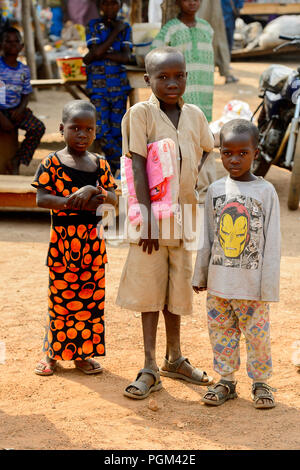 BOHICON, BENIN - Jan 12, 2017: Unbekannter Beninischen auf dem lokalen Markt. Benin Menschen leiden unter der Armut wegen der schlechten Konjunktur. Stockfoto