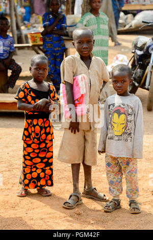 BOHICON, BENIN - Jan 12, 2017: Unbekannter Beninischen auf dem lokalen Markt. Benin Menschen leiden unter der Armut wegen der schlechten Konjunktur. Stockfoto