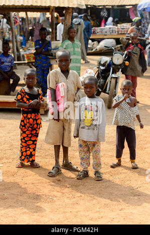 BOHICON, BENIN - Jan 12, 2017: Unbekannter Beninischen auf dem lokalen Markt. Benin Menschen leiden unter der Armut wegen der schlechten Konjunktur. Stockfoto