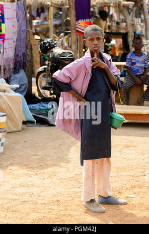 BOHICON, BENIN - Jan 12, 2017: Unbekannter Beninischen auf dem lokalen Markt. Benin Menschen leiden unter der Armut wegen der schlechten Konjunktur. Stockfoto