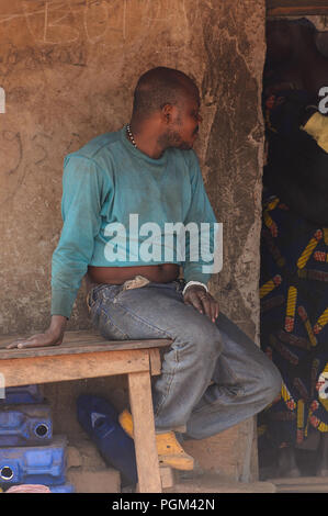BOHICON, BENIN - Jan 12, 2017: Unbekannter Beninischen auf dem lokalen Markt. Benin Menschen leiden unter der Armut wegen der schlechten Konjunktur. Stockfoto