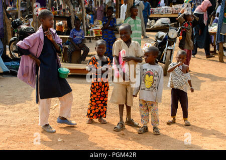BOHICON, BENIN - Jan 12, 2017: Unbekannter Beninischen auf dem lokalen Markt. Benin Menschen leiden unter der Armut wegen der schlechten Konjunktur. Stockfoto