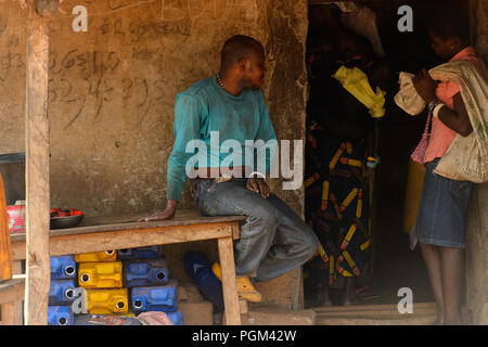 BOHICON, BENIN - Jan 12, 2017: Unbekannter Beninischen auf dem lokalen Markt. Benin Menschen leiden unter der Armut wegen der schlechten Konjunktur. Stockfoto