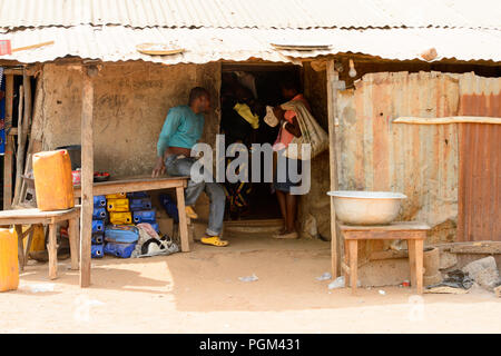 BOHICON, BENIN - Jan 12, 2017: Unbekannter Beninischen auf dem lokalen Markt. Benin Menschen leiden unter der Armut wegen der schlechten Konjunktur. Stockfoto