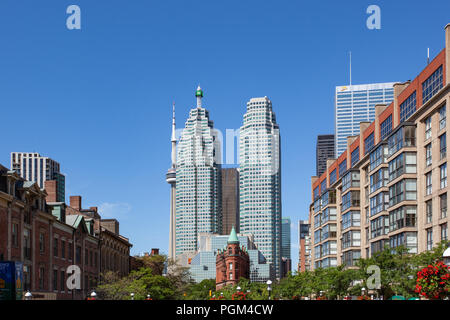 Blick zurück in Richtung Gooderham Gebäude und dem CN Tower entlang der Front Street East, Toronto, Kanada Stockfoto