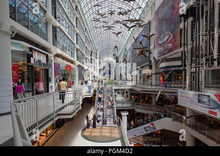 Sunlit Ströme durch das verglaste Dach der Eaton Center Mall in Toronto, Kanada Stockfoto