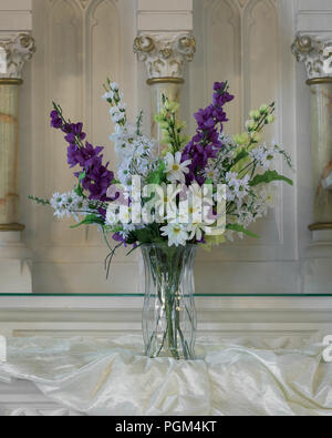 Lange stammte künstliche Blumen in der Vase in der St. Peter's Kirche am Cabot Trail in Ingonish Beach, Nova Scotia Stockfoto