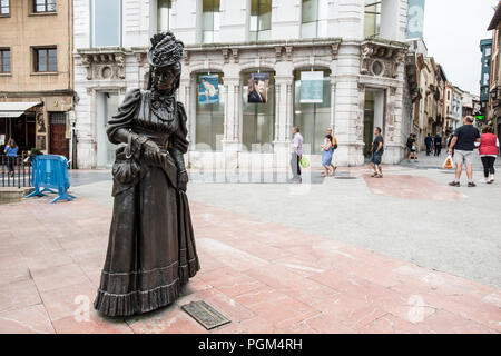 La Regenta Skulptur vor der Metropolitan Kathedrale Basilika des heiligen Erlöser in Oviedo. Stockfoto