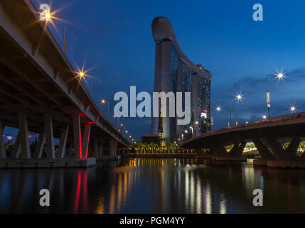 Marina Bay Sands Hotel. Singapur. Abend Fotografie. Spiegelungen im Wasser. Stockfoto