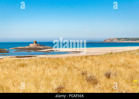 La Rocco in St. Ouen's Bay auf der Insel Jersey. Das Foto wurde bei Ebbe von 5 Mile Road an einem Sommertag im Juli genommen. Stockfoto