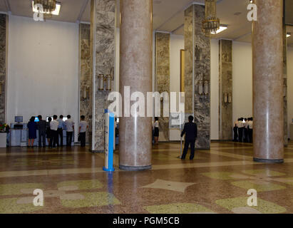 Studenten an Computer Bildschirme in den marmornen Hallen des Grand People's Study House, Pyongyang, Nordkorea Stockfoto