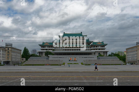 Die Grand People's Study House auf Kim Il-sung Platz in Pyongyang, North Korea, koreanische Art Gebäude der Zentralbibliothek. Stockfoto