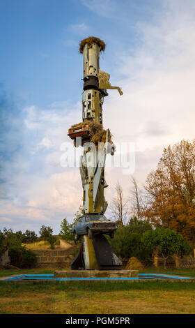 Der beeindruckenden Fassade Skulptur neben dem Museum Vostell Malpartida de Cáceres, Extremadura. Riesige Kunstwerk mit einem Flugzeug, Autos und Klaviere. Stockfoto