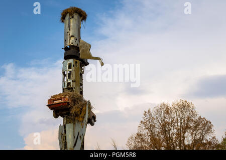 Der beeindruckenden Fassade Skulptur neben dem Museum Vostell Malpartida de Cáceres, Extremadura. Riesige Kunstwerk mit einem Flugzeug, Autos und Klaviere. Stockfoto