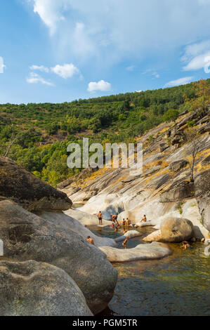 Los Pilones im Naturpark der Garganta de Los Infiernos, Tal von Jerte in der Extremadura. Natürliche Pools geeignet für Badewanne in Monroy River. Stockfoto