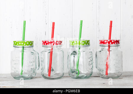 Leere Maurergläser für Limonade oder Smoothie. Vor der hölzernen Wand mit Platz für Ihren Text Stockfoto