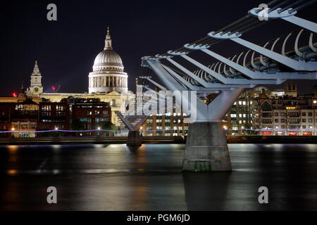 Saint Pauls Kathedrale und die Millennium Bridge, London, bei Nacht Stockfoto