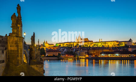 Panorama von Prag in der Tschechischen Republik die Skyline bei Nacht. Stockfoto