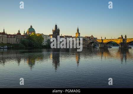 Altstädter Brückenturm mit Prager Skyline in Tschechien. Stockfoto